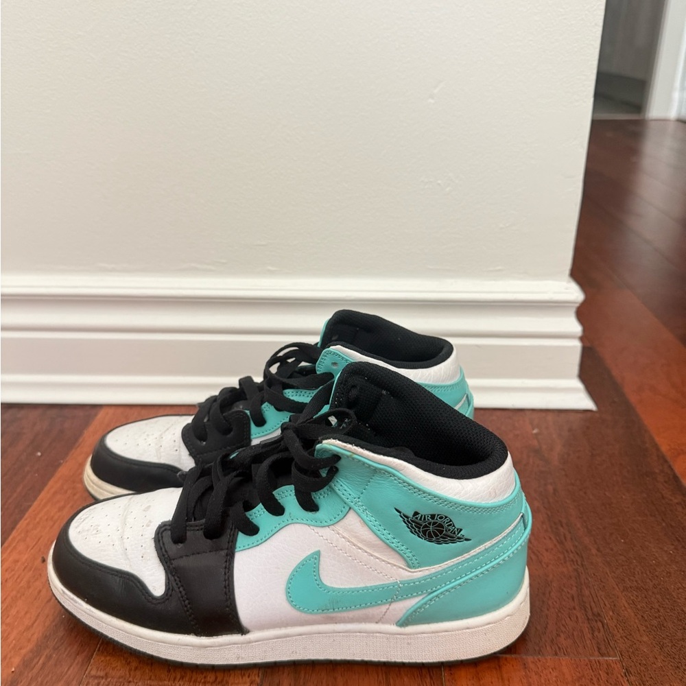 Nike Black and Green Sneakers Air Jordan 1 Mid